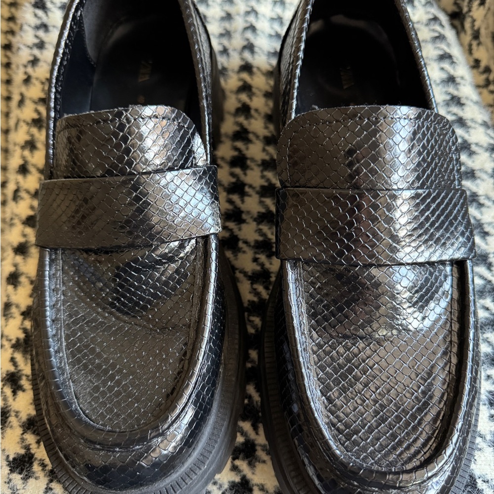Zara Black Textured Flats